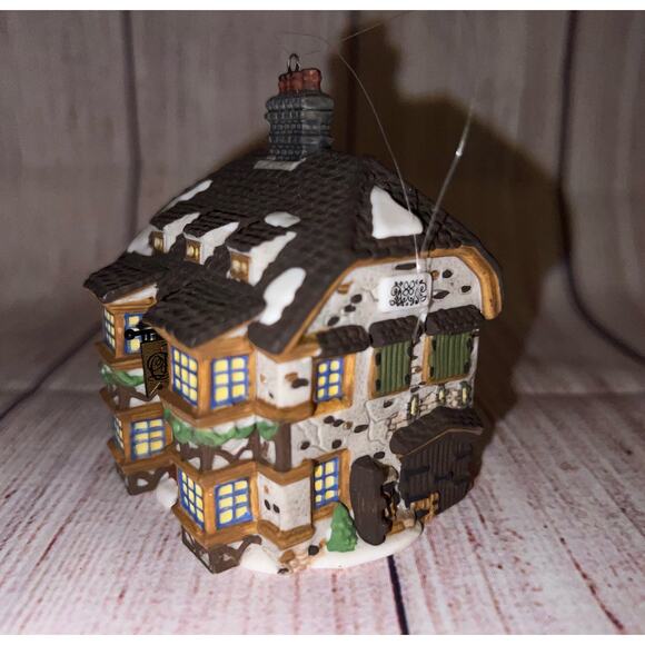 Dept 56 - 1995 Xmas Ornament - Dickens - Sir John Falstaff Inn - Picture 2 of 14